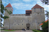 Eine der besterhaltenen spätmittelalterlichen Kastelle im Baltikum ist die Bischofsburg von Kuressaare. Sie ist heute ein sehr sehenswertes Museum
