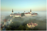 Sommerlicher Morgennebel über dem Tallinner Domberg. Es ist kurz nach 4 Uhr – die pefekte Zeit für einen einsamen Spaziergang.     /     © Aivo Oblikas / Visit Estonia