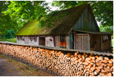 Auf der Saaremaa vorgelagerten Insel Muhu lohnt sich ein Stopp. Alte Speicher wie diesen hier fand man einst auf jedem Bauernhof. Von Herbst bis Frühjahr wurde Lebensmittel eingelagert, im Sommer schliefen oft Mägde und Knechte in ihnen.