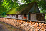 Auf der Saaremaa vorgelagerten Insel Muhu lohnt sich ein Stopp. Alte Speicher wie diesen hier fand man einst auf jedem Bauernhof. Von Herbst bis Frhjahr wurde Lebensmittel eingelagert, im Sommer schliefen oft Mgde und Knechte in ihnen.